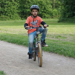 Dítě jede na kole.jak naučit dítě jezdit na kole
