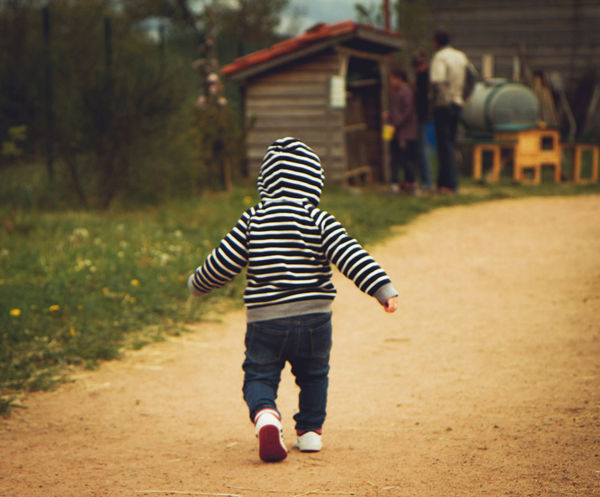 Jak naučit dítě chodit? Malé dítě zkouší své první krůčky