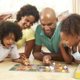 Fotografie rodiny jak hrají stolní hru
