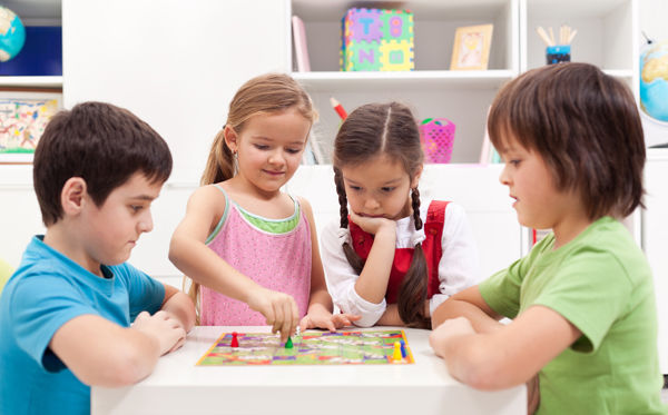 Fotografie dětí u stolu při hraní hry