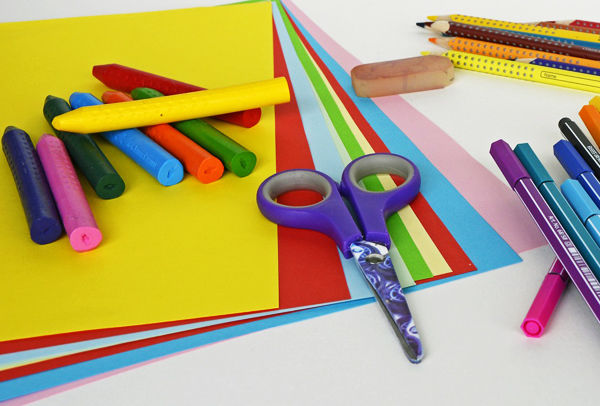 Fotografie nůžky s barevnými papíry