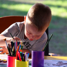 jak naučit dítě barvy - chlapeček si maluje