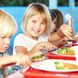 fotografie dětí jak stolují a jak naučit dítě jíst příborem