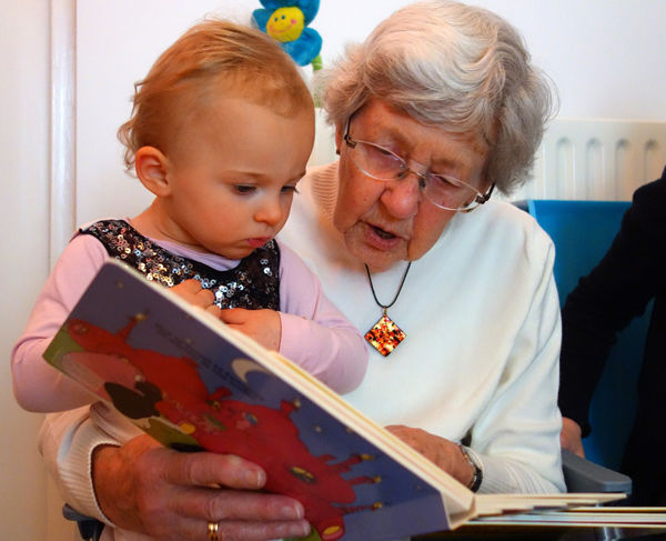 Fotografie babičky jak čte vnučce