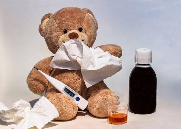 Fotografie medvěda jak drží kapesník a teploměr - jak naučit dítě polykat léky 