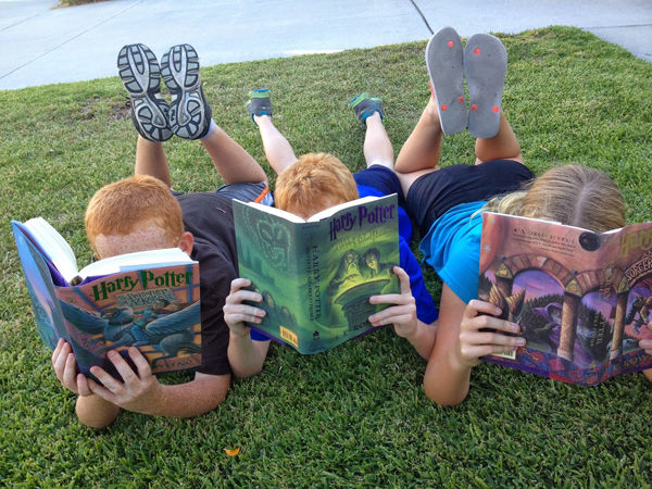 Fotografie dětí jak si čtou