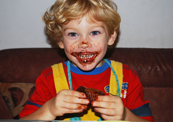 Fotografie chlapečka s pusou od čokolády.