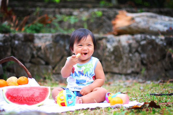 stolování s dětmi, fotografie holčičky jak jí na pikniku