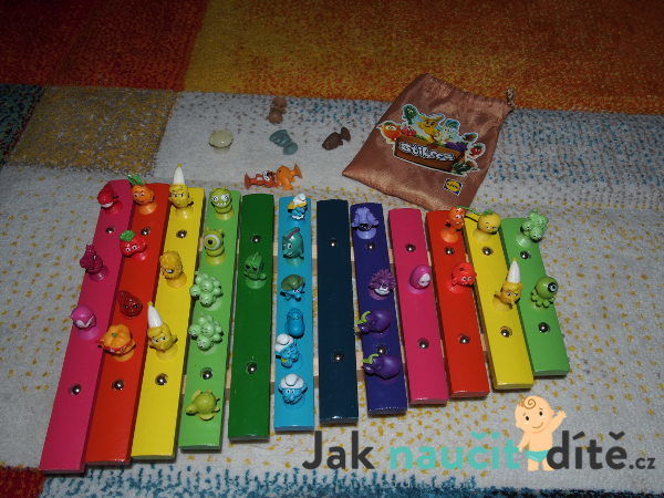 postavičky Stikiz z Lidlu nalapené na dětském dřevěném xylofonu